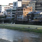 そういえば、京都鴨川では納涼床の季節なんやねぇ