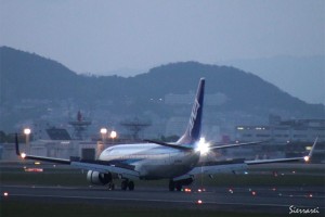 大阪国際空港での着陸シーン